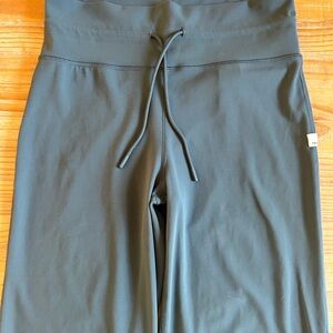 Vuori size medium daily wide leg pant